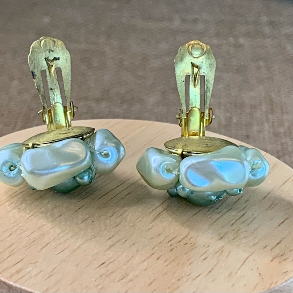 VTG Faux Pearl Cluster Flower Beaded Clip On Earrings Mint Green Hong Kong 1" - Picture 7 of 12